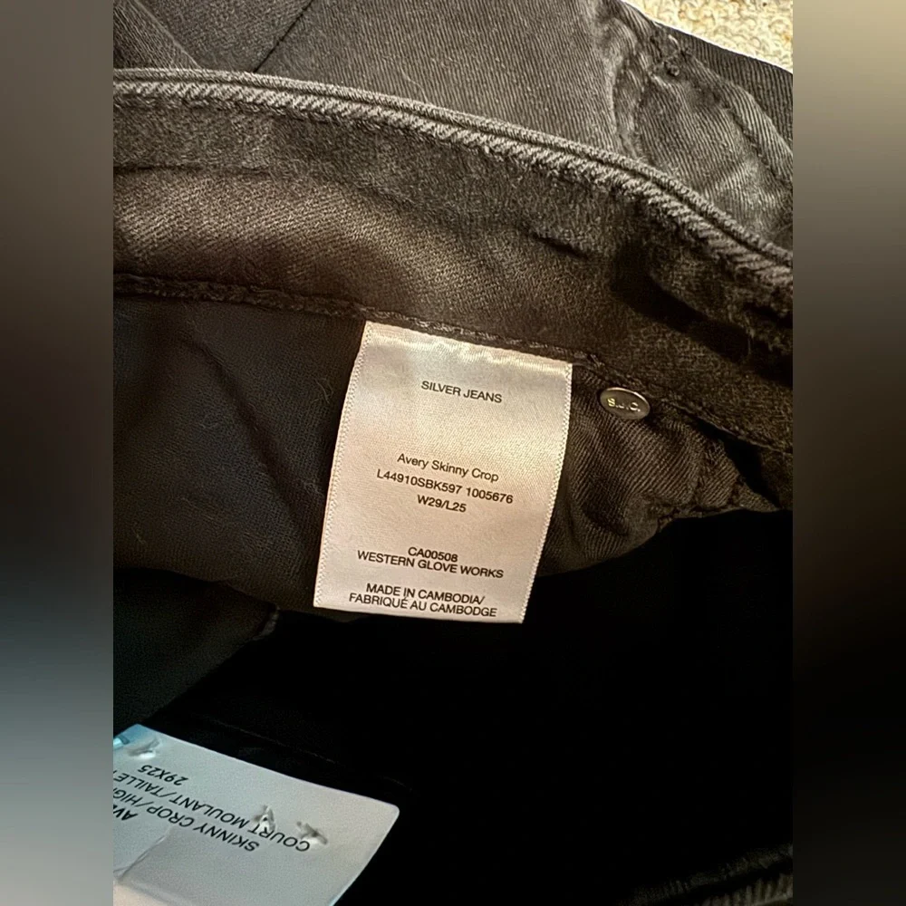 NWT Silver Avery Curvy High Rise Skinny Crop Black Jeans - Picture 4 of 5